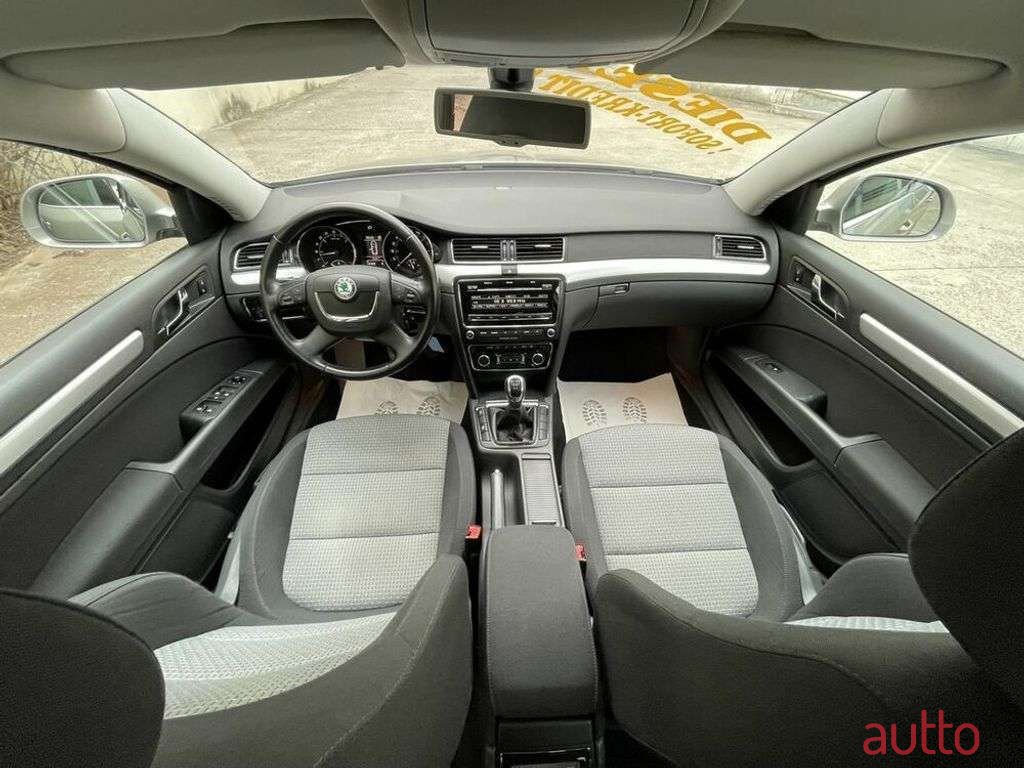 2011' Skoda Superb photo #5