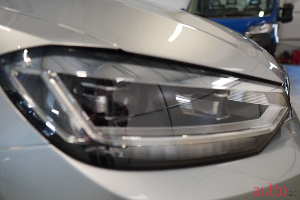 2019' Volkswagen Touran photo #2