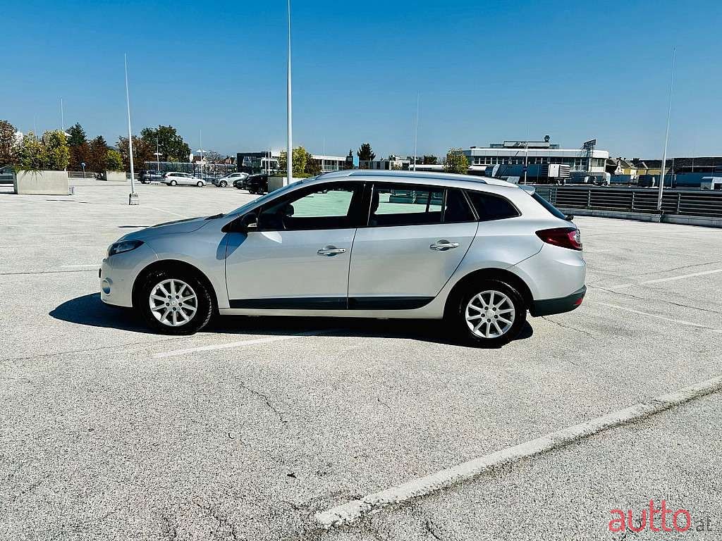 2011' Renault Megane photo #2