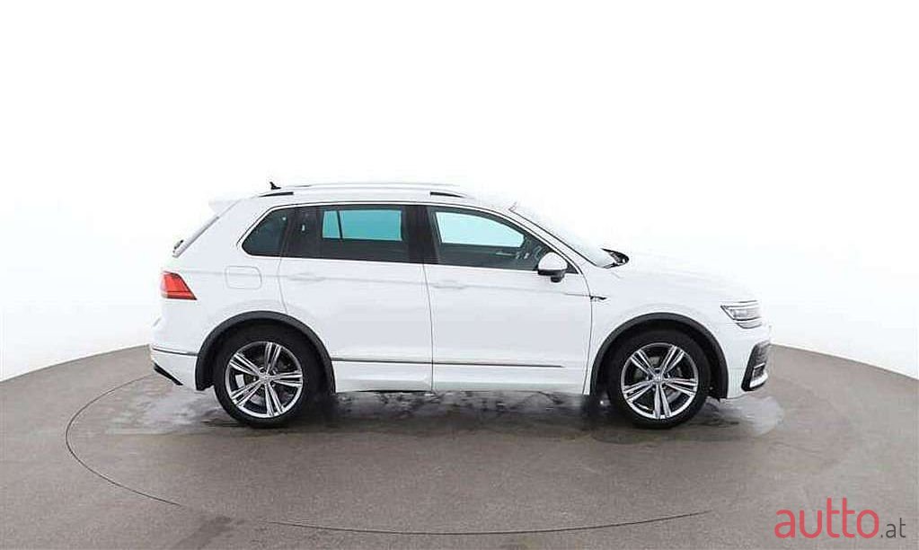 2019' Volkswagen Tiguan photo #1