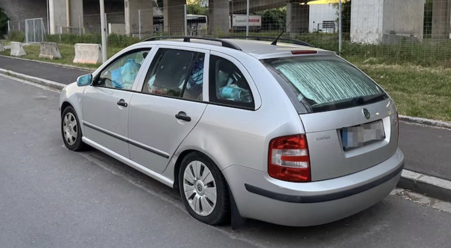 Rätsel um geparkten Kombi voller Müll und Krempel