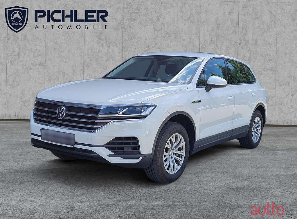 2019' Volkswagen Touareg photo #1