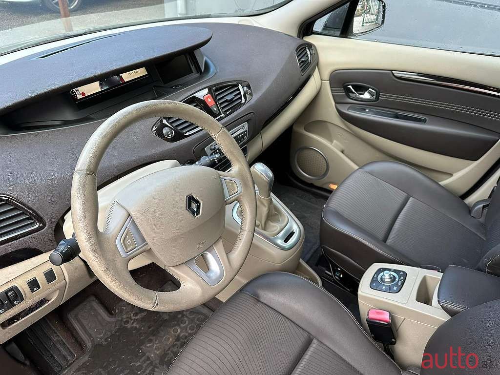 2011' Renault Megane photo #4