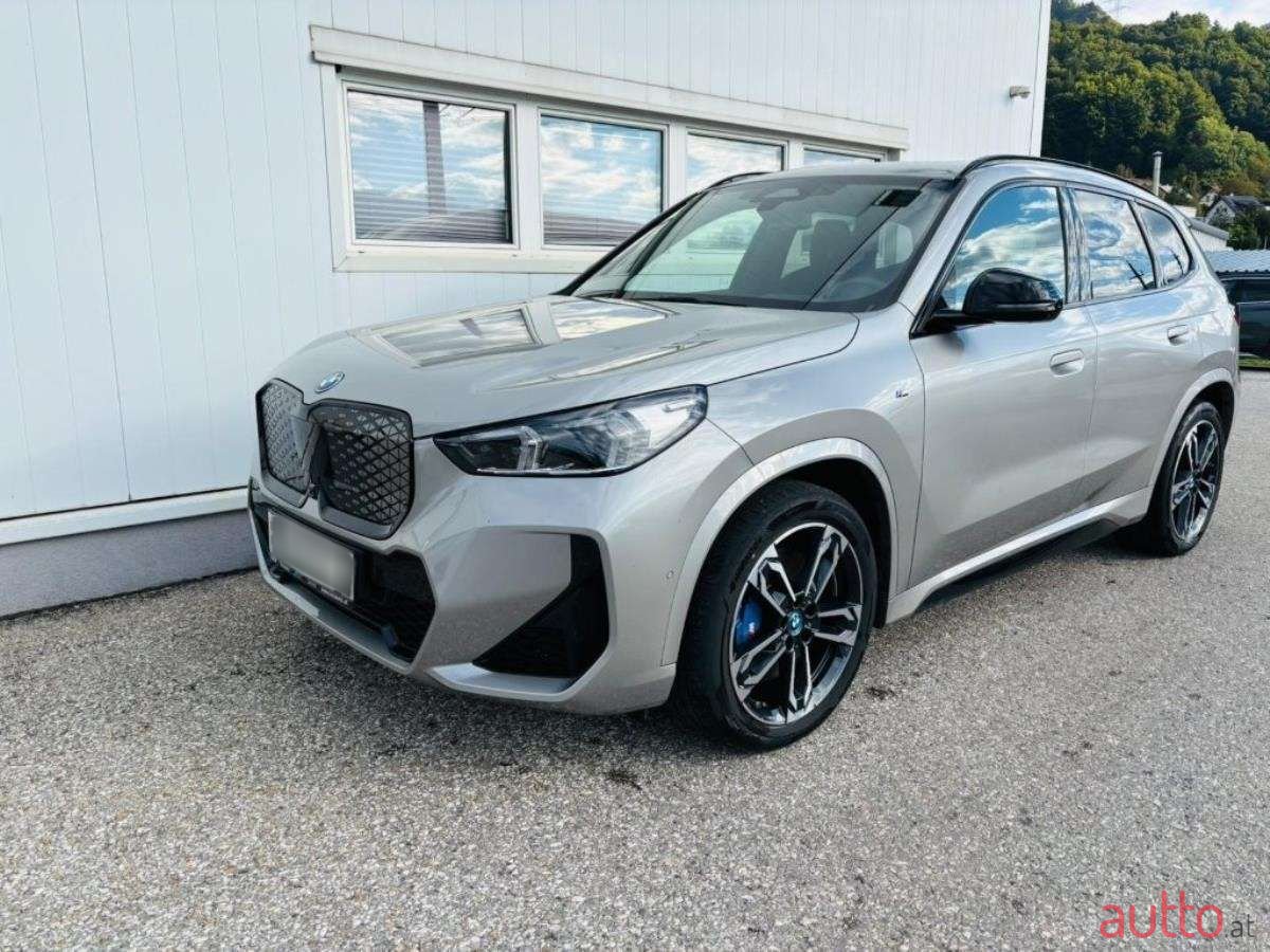2023' BMW iX1 photo #1