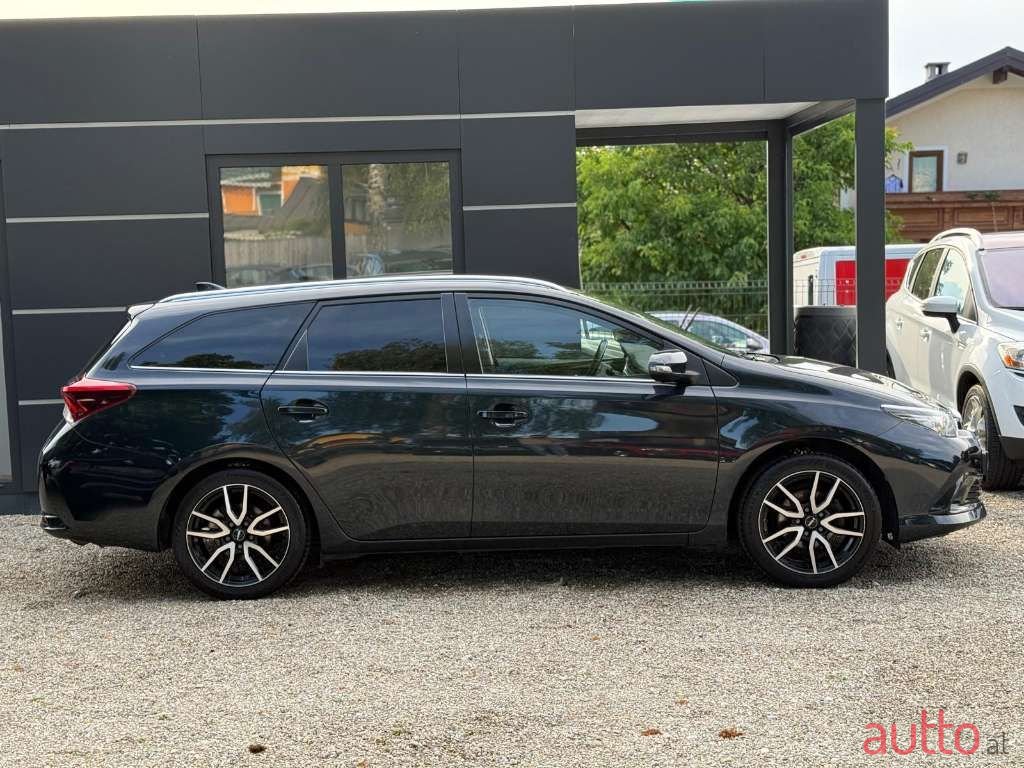 2016' Toyota Auris photo #2