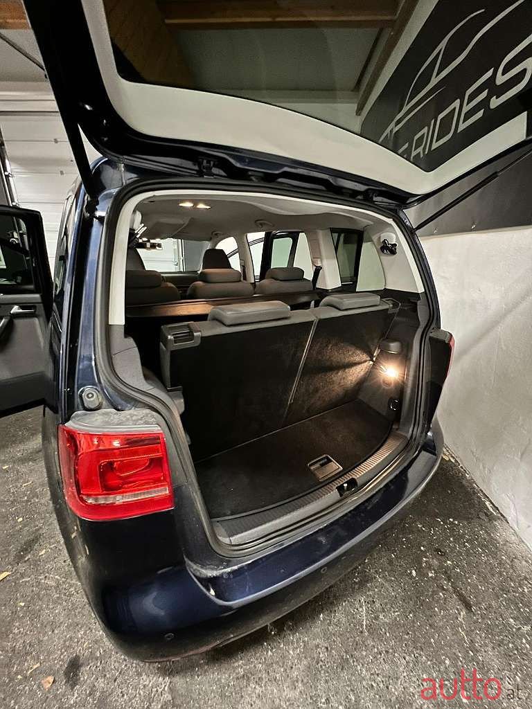 2011' Volkswagen Touran photo #2