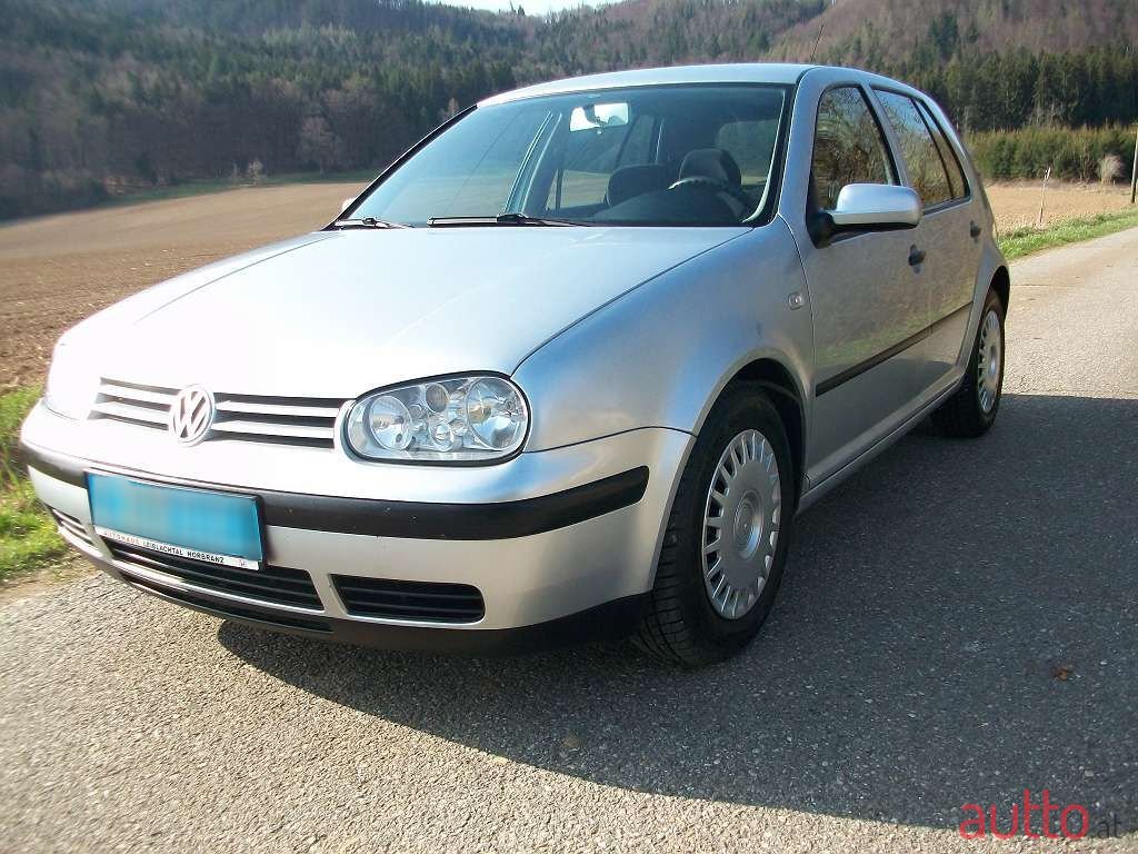 2002' Volkswagen Golf photo #1