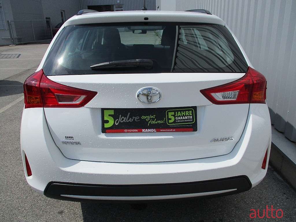 2013' Toyota Auris photo #5