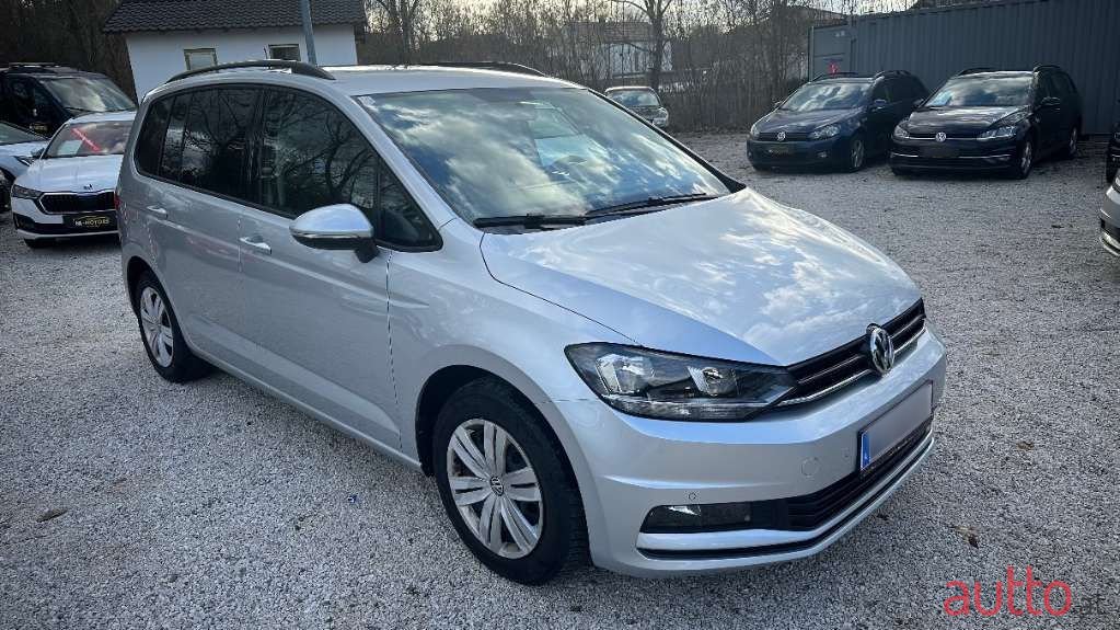 2019' Volkswagen Touran photo #2