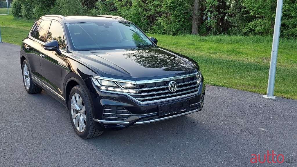 2019' Volkswagen Touareg photo #1