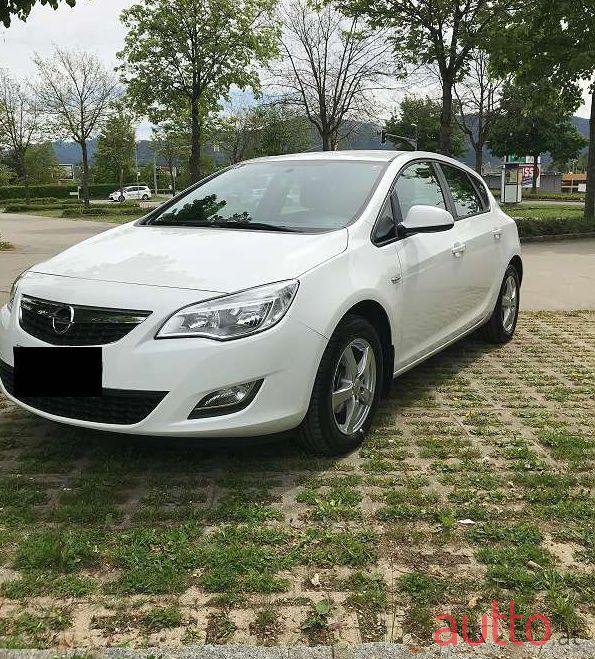 2012' Opel Astra photo #1