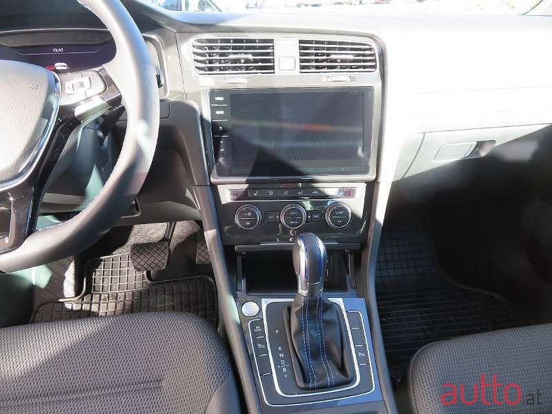 2018' Volkswagen Golf photo #6