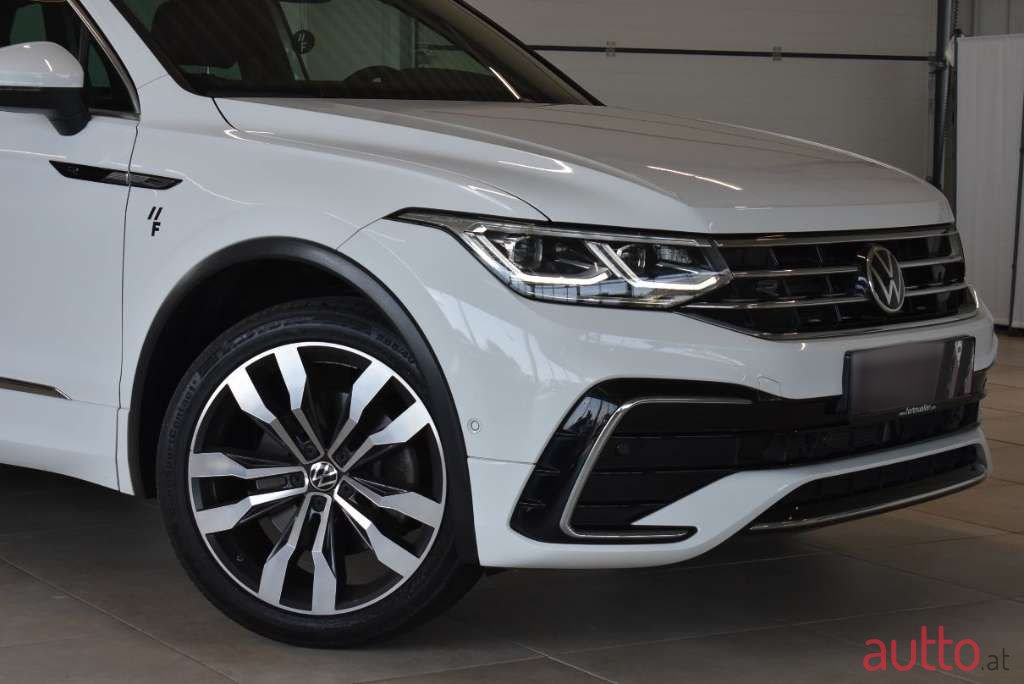 2021' Volkswagen Tiguan photo #2