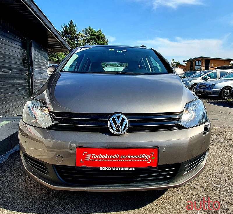 2009' Volkswagen Golf photo #2