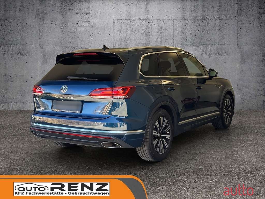 2022' Volkswagen Touareg photo #4