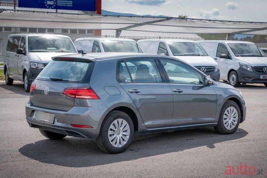2018' Volkswagen Golf photo #3
