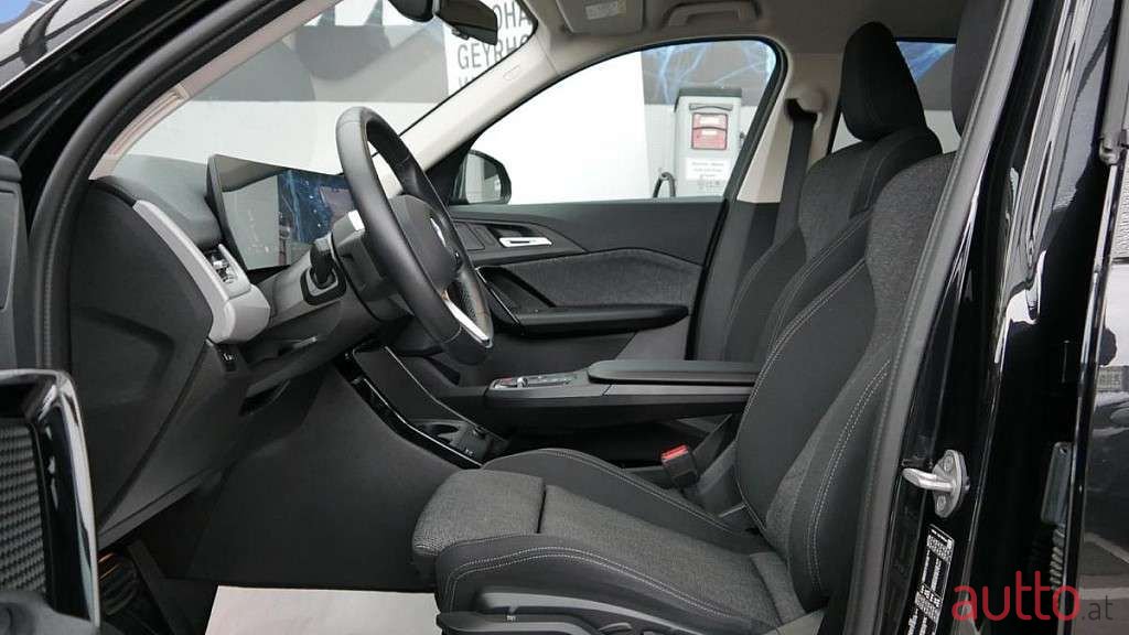 2023' BMW iX1 photo #5