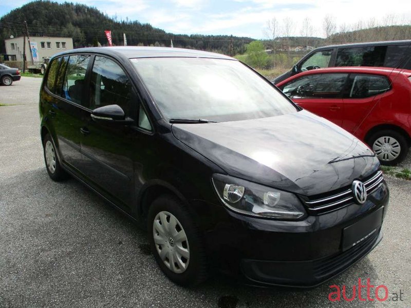 2011' Volkswagen Touran photo #4