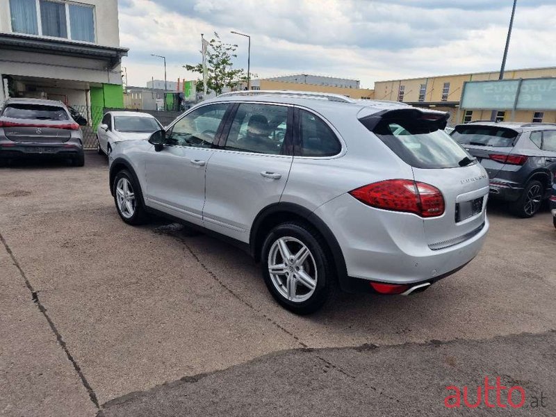 2011' Porsche Cayenne photo #3