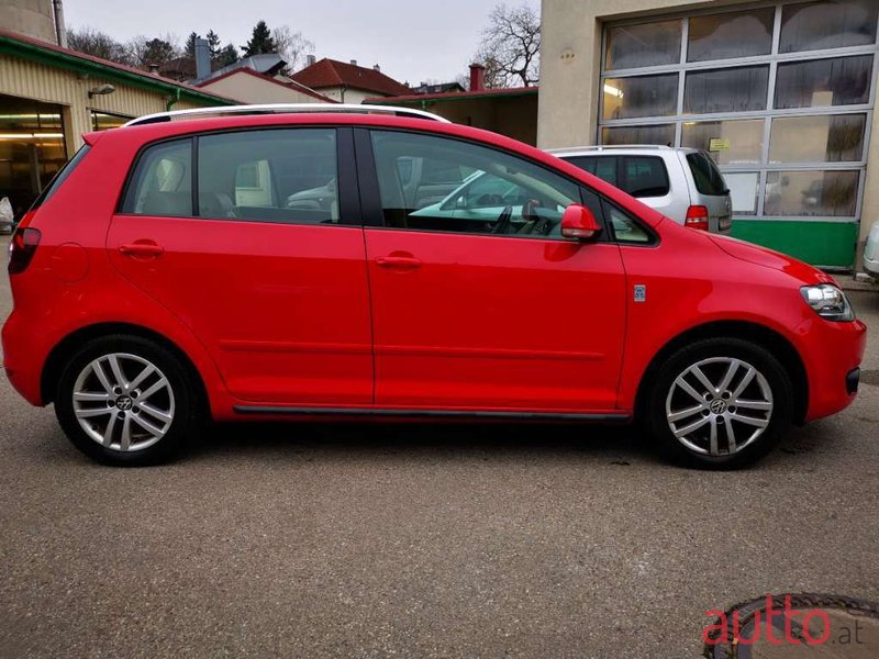 2011' Volkswagen Golf photo #3