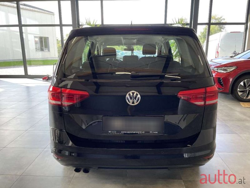 2019' Volkswagen Touran photo #4