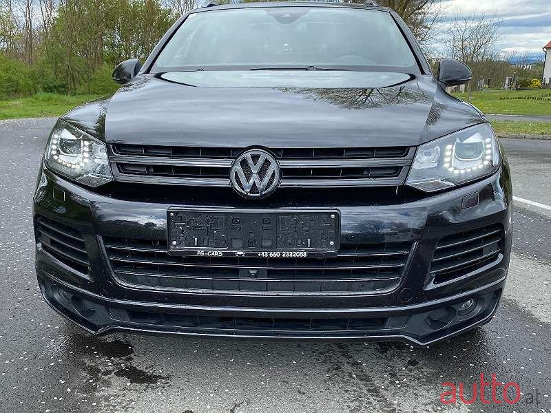 2012' Volkswagen Touareg photo #2