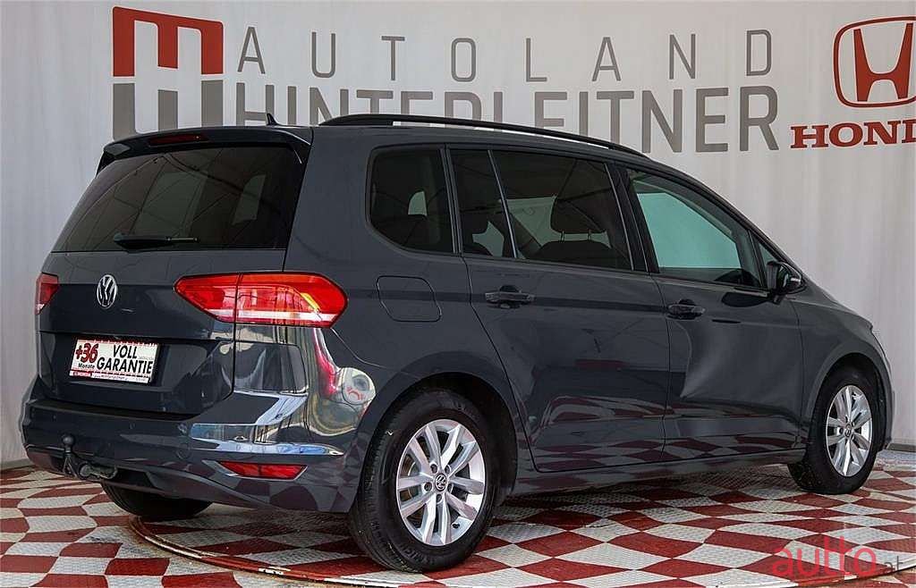 2018' Volkswagen Touran photo #2