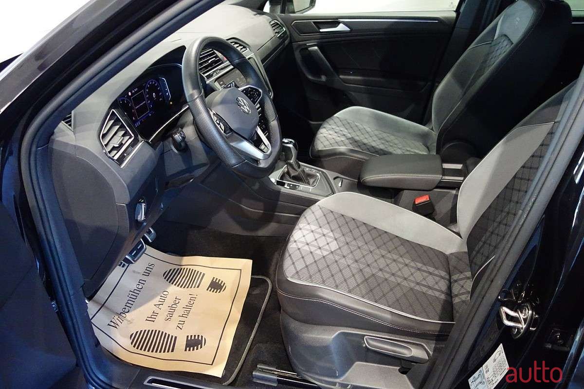 2021' Volkswagen Tiguan photo #3