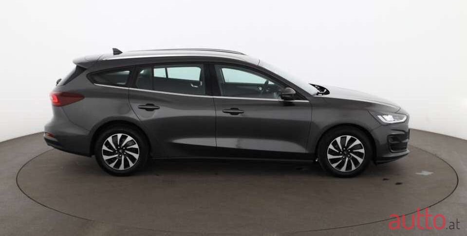 2022' Ford Focus photo #2