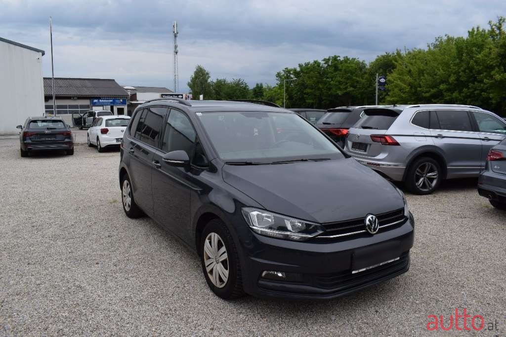 2019' Volkswagen Touran photo #4