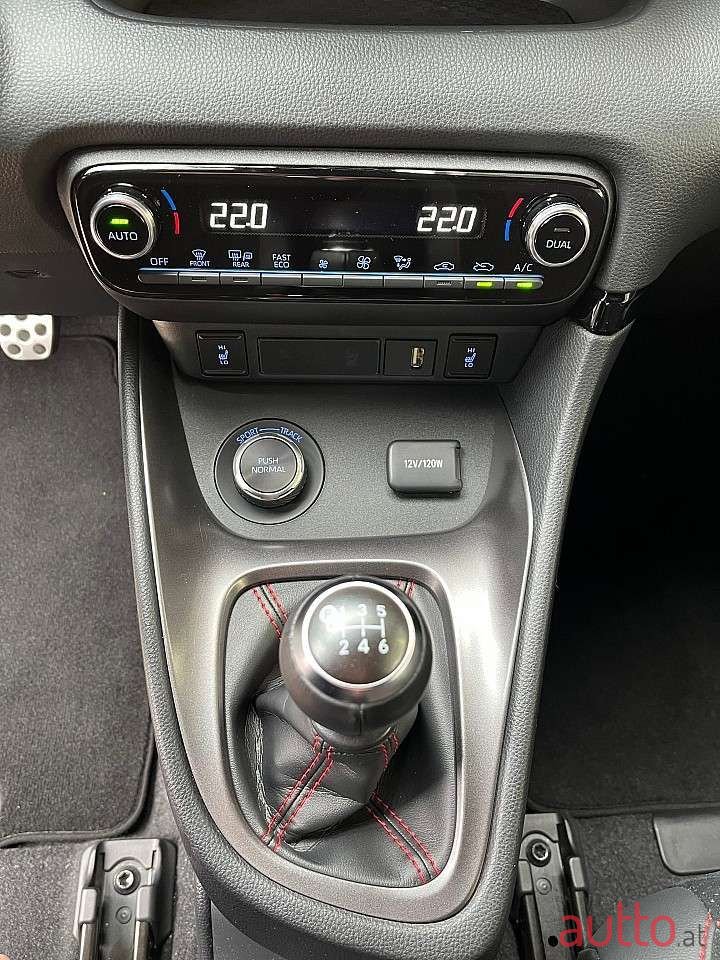 2022' Toyota Yaris photo #5