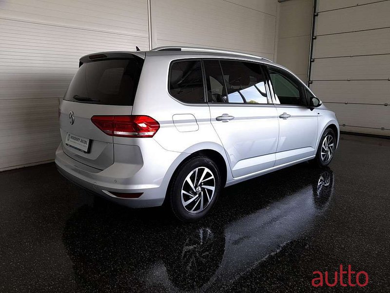 2019' Volkswagen Touran photo #1