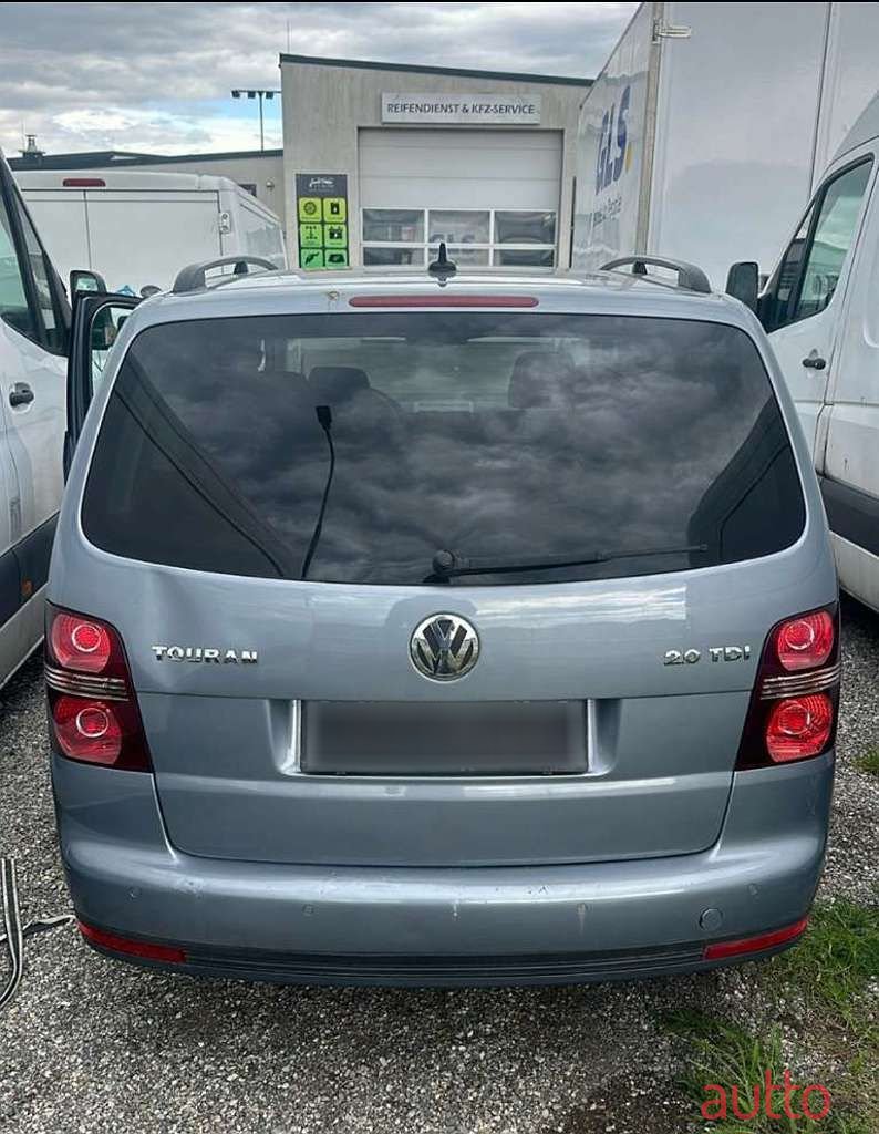 2008' Volkswagen Touran photo #4