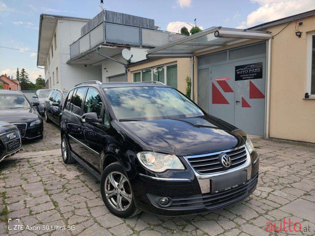 2008' Volkswagen Touran photo #3