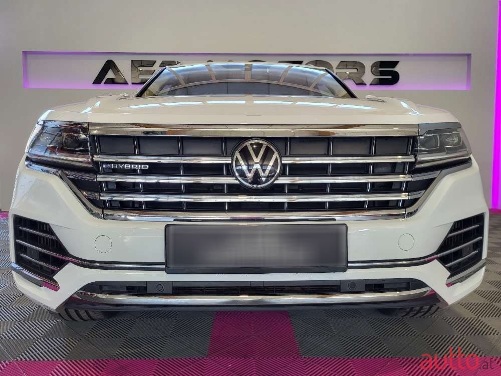 2021' Volkswagen Touareg photo #2