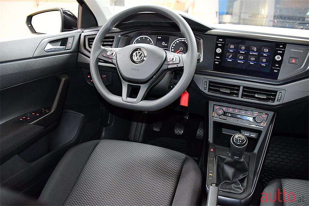 2017' Volkswagen Polo photo #2