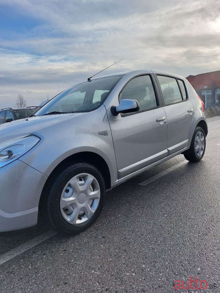 2009' Dacia Sandero photo #2