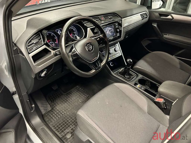 2019' Volkswagen Touran photo #5