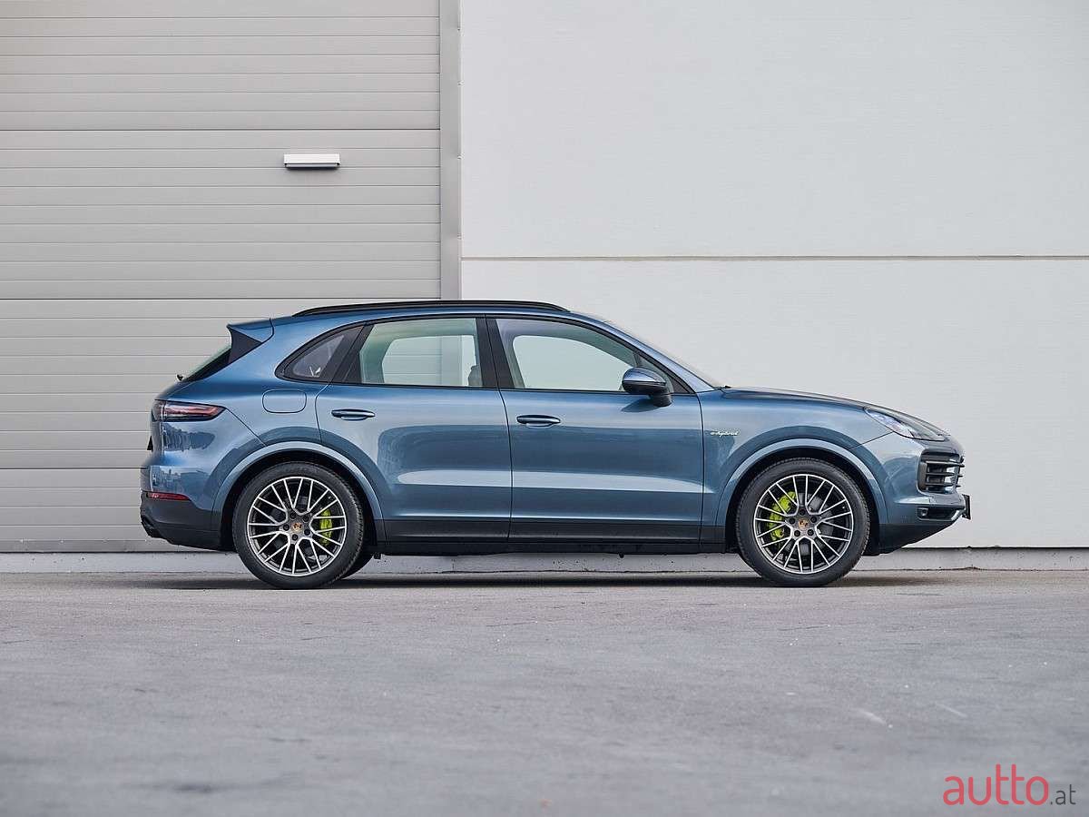 2020' Porsche Cayenne photo #6