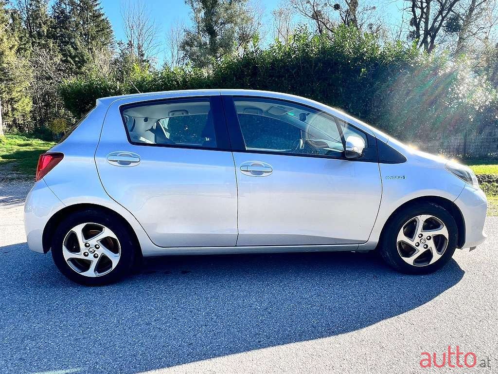 2016' Toyota Yaris photo #5