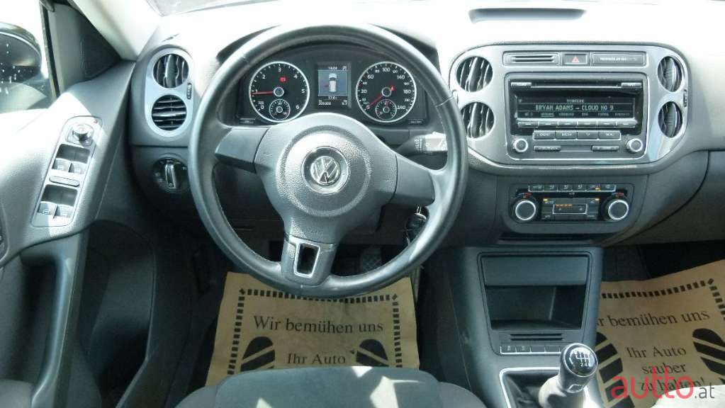 2011' Volkswagen Tiguan photo #3