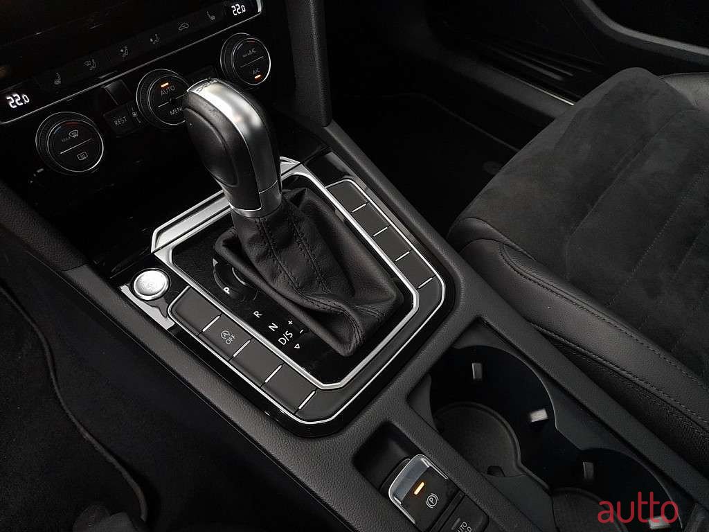 2019' Volkswagen Passat photo #5