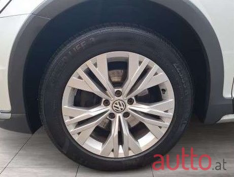 2017' Volkswagen Passat photo #6