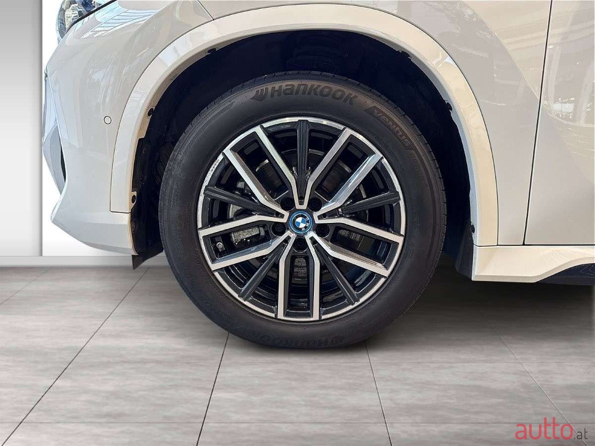 2023' BMW iX1 photo #5