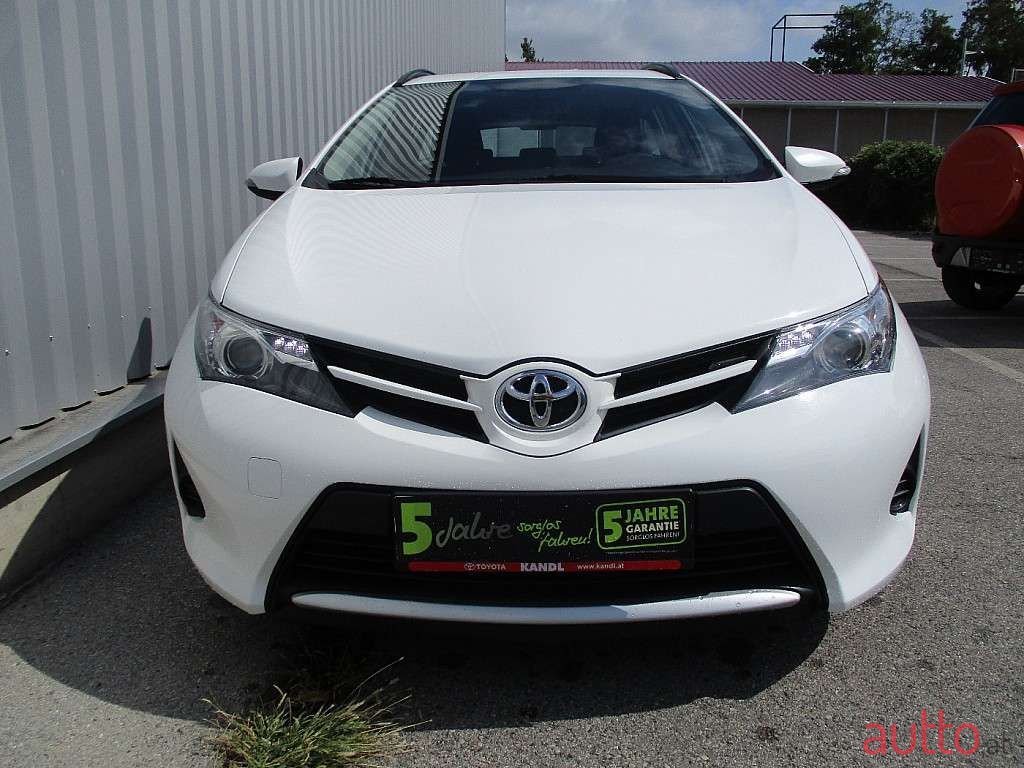 2013' Toyota Auris photo #2
