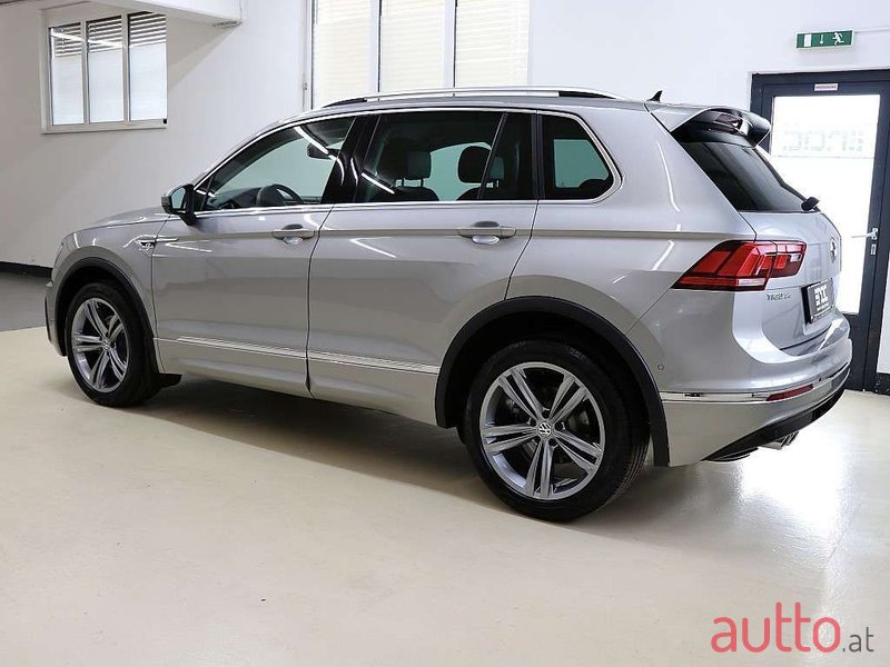 2019' Volkswagen Tiguan photo #5