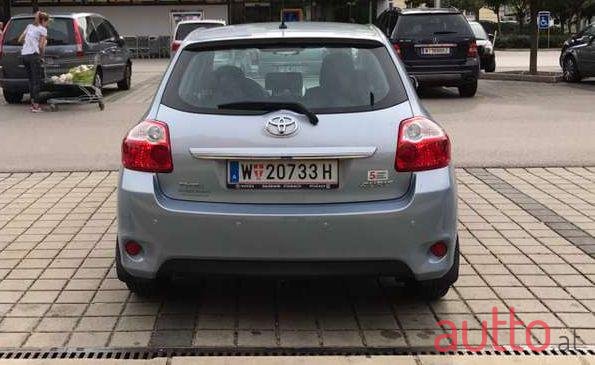 2011' Toyota Auris photo #3