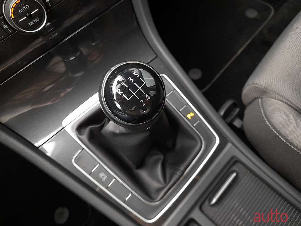 2019' Volkswagen Golf photo #5