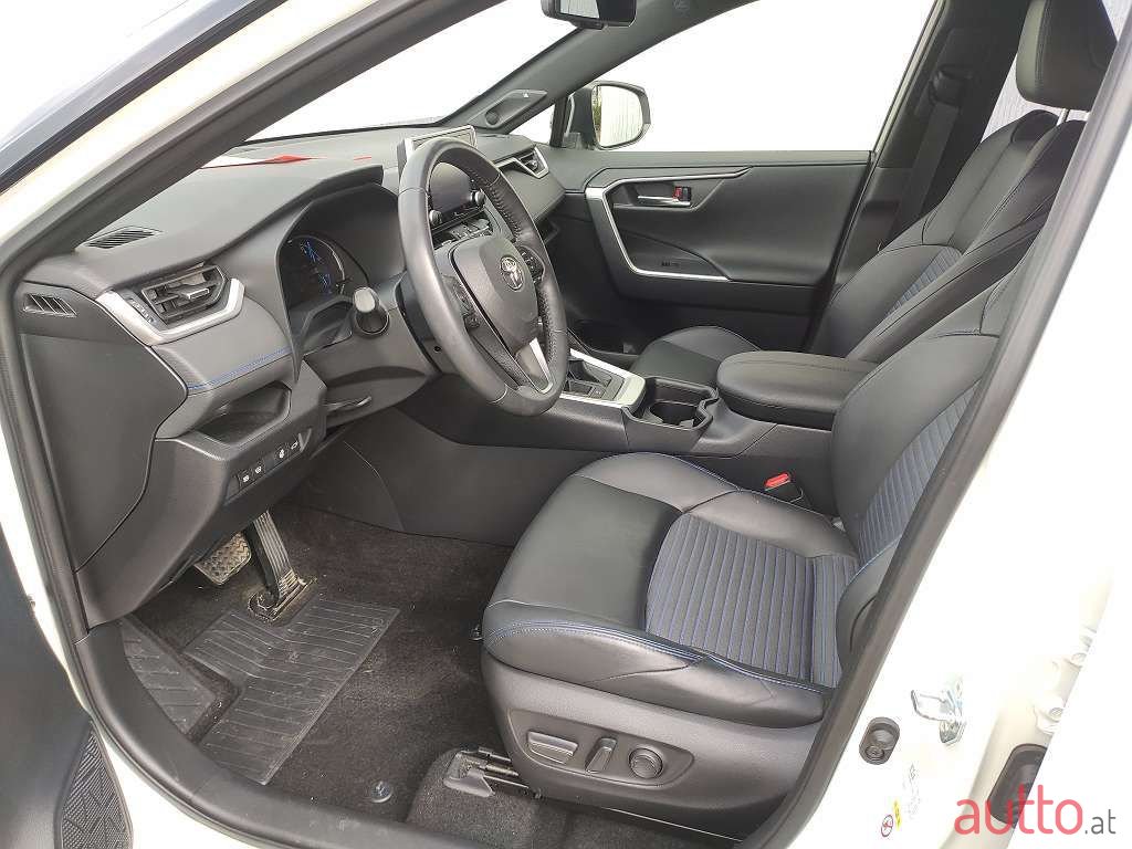 2019' Toyota RAV4 photo #5