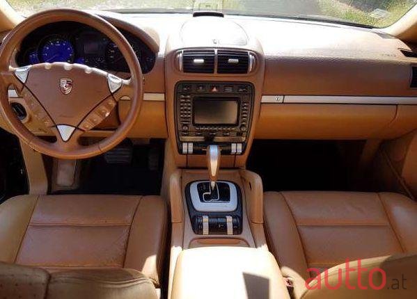 2005' Porsche Cayenne photo #2